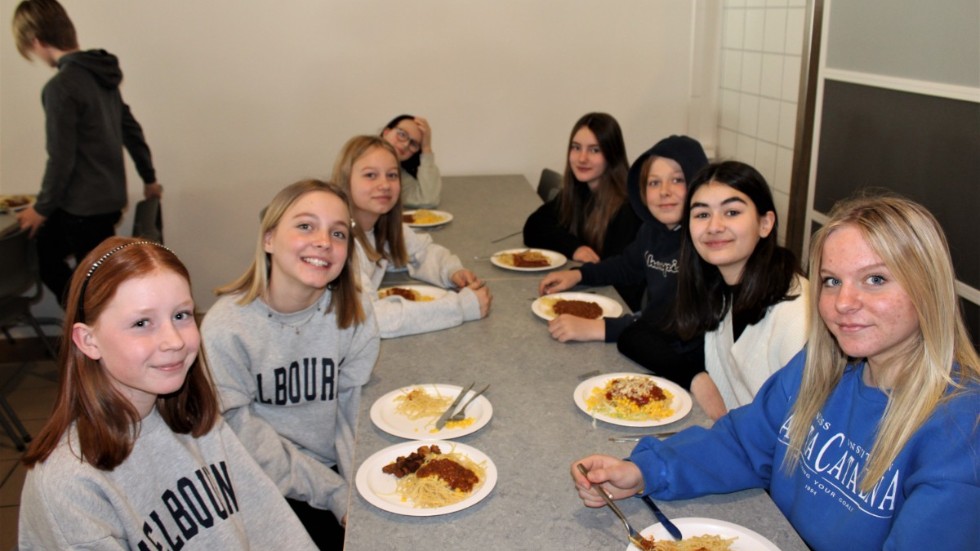 Eleverna är glada över lyftet som matsalen fått. "Den är jättefin", säger de i kör. Till vänster i bild: Olivia, Alice, Andrea och Wilma. Till höger: Ella, Aulona, Daniel och Iris.