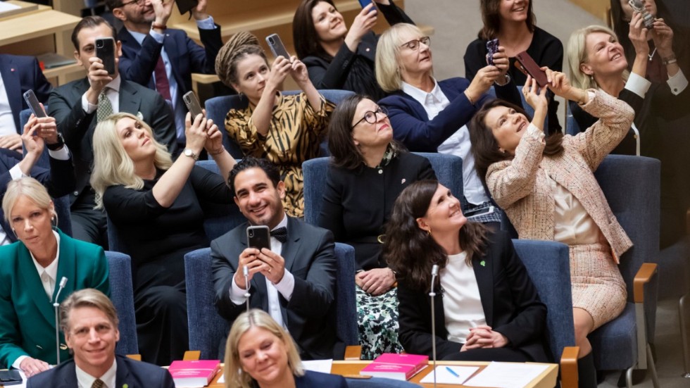 Fotografen Stina Stjernkvist är nominerad till Årets bild med sitt foto av delar av övergångsregeringen i det ögonblick då Sverige får sin första kvinnliga statsminister. Pressbild.