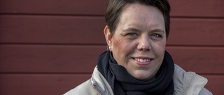 Elisabeth Olofsson visar på möjliga lösningar