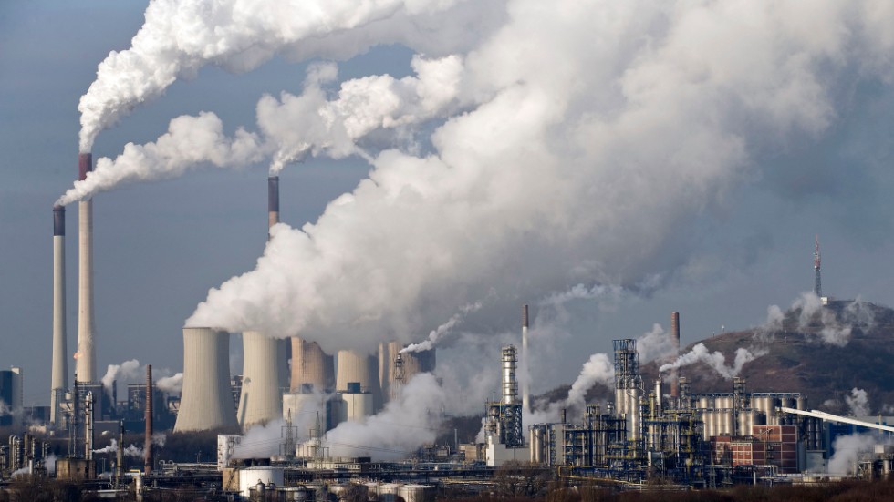 Ånga och rök stiger från ett tyskt kolkraftverk. Fossila bränslen är den största källan till utsläpp av växthusgaser som bidrar till klimatförändringarna.