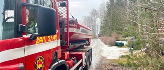 Brinnande byggnad i Ålsäters sommarstugeområde gick inte att rädda – förra året brann stugan på samma tomt ned