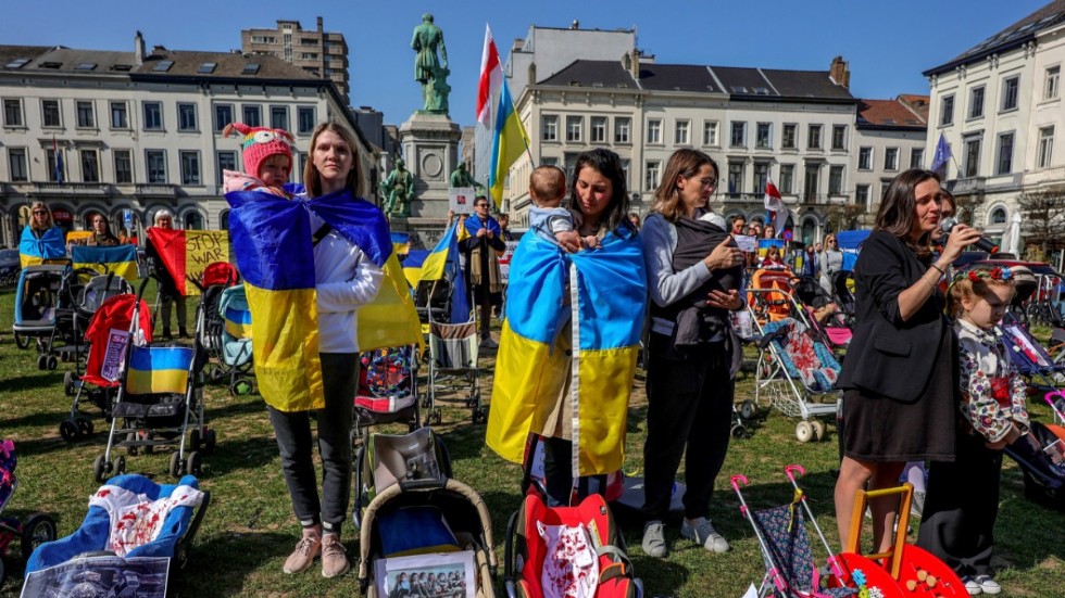 Demonstranter utanför EU-parlamentet i Bryssel på fredagen manar till mer stöd för Ukraina. Fast fler sanktioner får de vänta på.