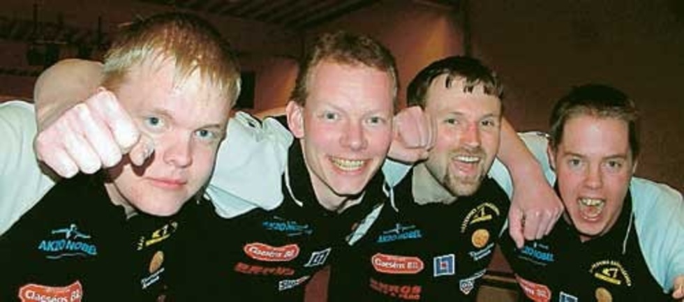 Fyra av Dominos glada spelare, Andreas Andersson, Mikael Liljeqvist, Jonny Sandberg och Kalle Berggren efter segern mot Sundbyberg.