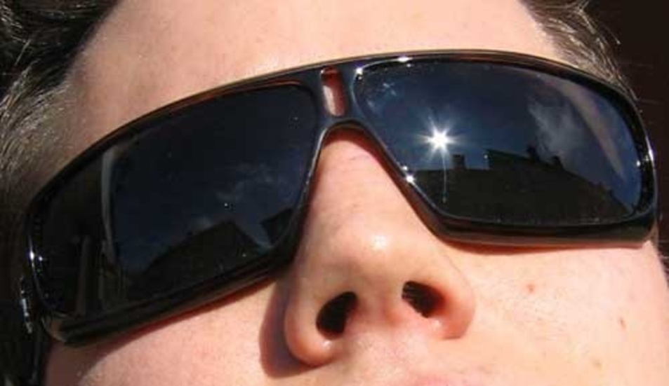 Viktigt trendigt. Solglasögon absorberar de skadliga UV-strålarna.