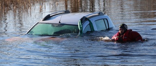 TV: Här bärgas bilen ur vattnet – efter nattens dramatiska händelse