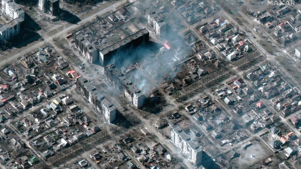 Brinnande och förstörda bostadshus i Mariupol i en satellitbild från tisdagen.