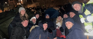 Hundratals studenter sover i iskylan – för valborgsbiljetter: "Man får fan slå på stort"