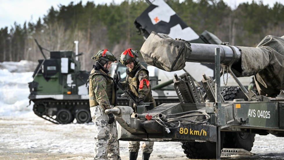 Finska soldater arbetar kring en 155 mm artellerikanon under internationella militärövningen Cold Response 2022 utanför Narvik i nordnorge tidigare i år. I övningen ingick Nato med partnerländer, däribland Sverige.