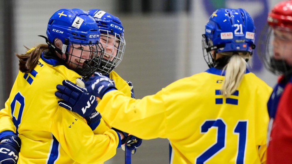 Moa Friman jublar med Ida Friman och Linnea Larsson efter ett av målen mot Norge.