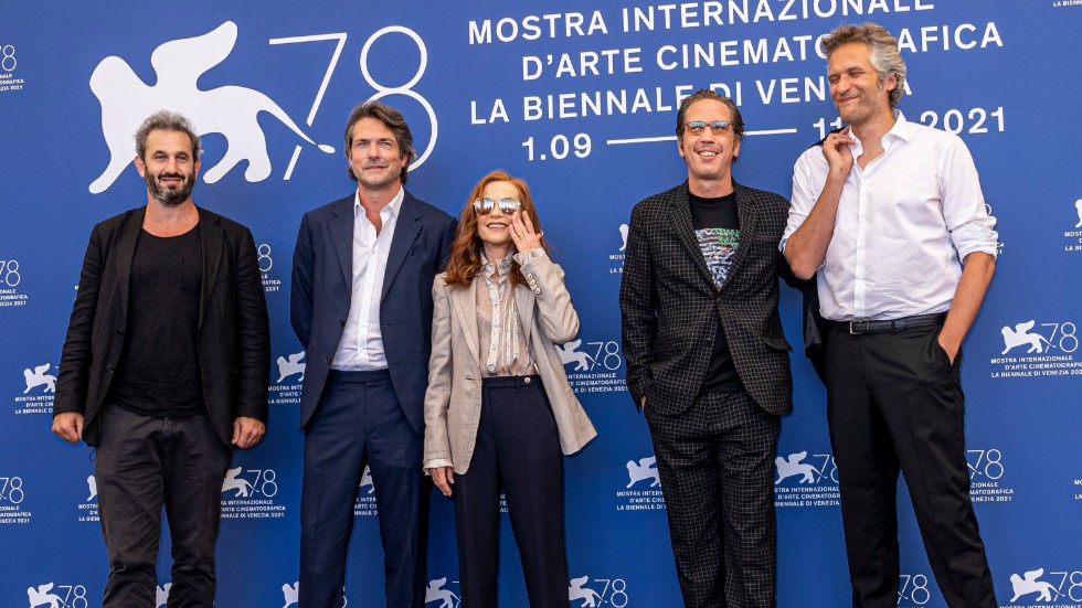 Producenten Matthias Weber, manusförfattaren Thiubault Gast och skådespelarna Isabelle Huppert och Reda Kateb samt regissören Thomas Kruithof på filmfestivalen i Venedig 2021.