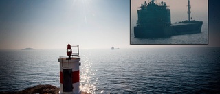 Här väntar ryska fartyget på att få lägga till i Oxelösund – hamnarbetare: "Vedervärdigt av arbetsledningen att tvinga oss"