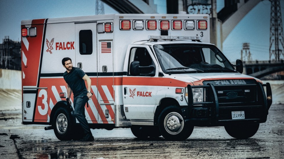 Allt går åt skogen när bröderna Danny (Jake Gyllenhaal) och Will (Yahya Abdul-Mateen II) ska göra ett sista bankrån i "Ambulance".