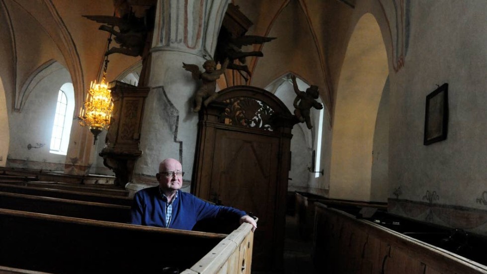 Nils-Henrik Sikström, arbetsledande komminister vid Vimmerby pastorat, tycker att man ska se till at kyrkan är öppen för sörjande. "De ska inte vara övergivna", säger han.