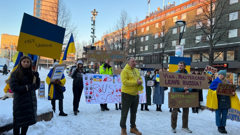 Manifestation till stöd för Ukraina på torget i Skellefteå 28 februari 2022.