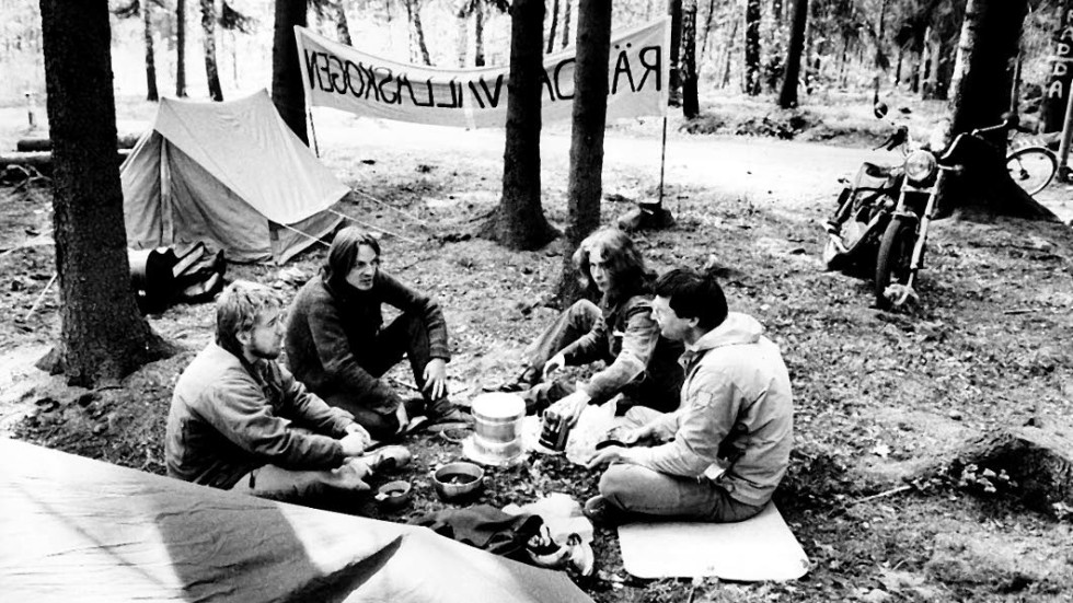 23 maj 1984. Frivilliga höll vakt i Vallaskogen för att förhindra att träden fälldes när Vallaleden skulle byggas.