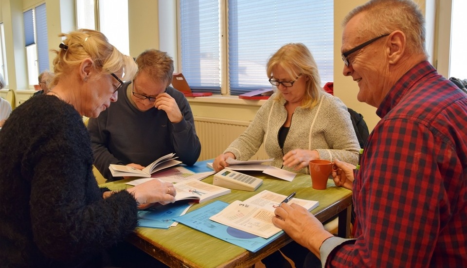 Fr. v. Gun Andersson, Stefan Brandt, Lise-Lotte Brandt samt Urban Ringh. Några deltagare som nu ska lära sig allt om bridge.