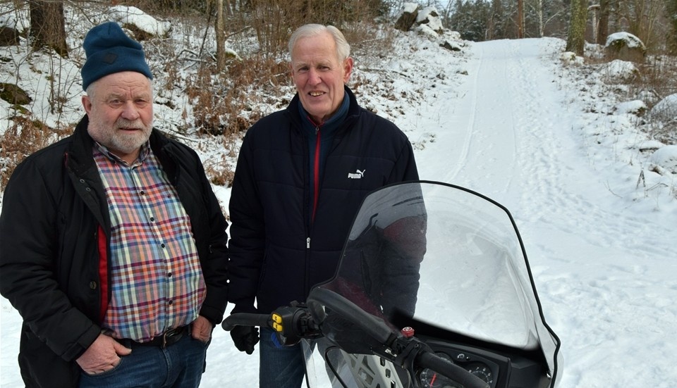 Kennert Rulander och Stig Jonsson retar sig på alla som vandrar i skidspåret. Foto: Morgan Karlsson