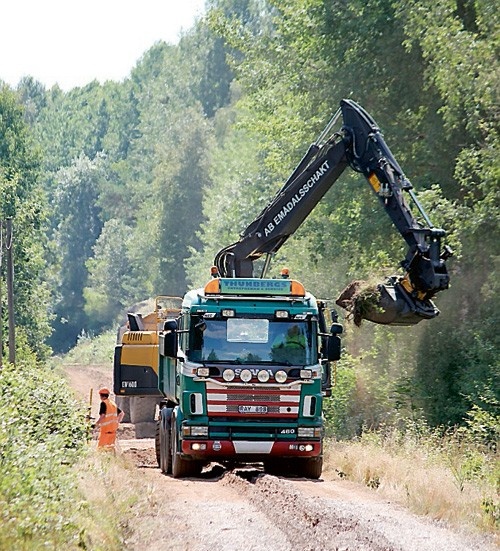 Det är 65 centimeter jord på den drygt tre kilometer långa spårområdet som ska skalas av. Arbetet ska göras på fyra dagar, vilket innebär arbete 15 timmar om dagen för entreprenadföretaget från Mörlunda.