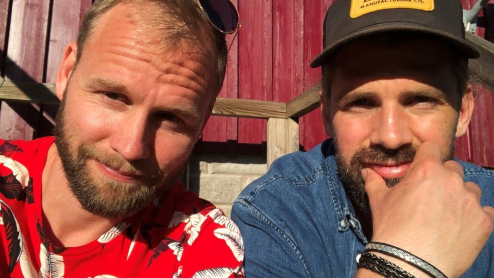 Fredrik Johansson (t v) och Pär Johansson gör musik tillsammans. Nu har de släppt en VM-låt.