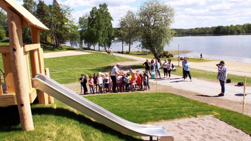 Rimforsa fick en ny lekplats vid Åsundabadet våren 2017. Nu väntar liknande anläggningar i Kisa och Hycklinge.