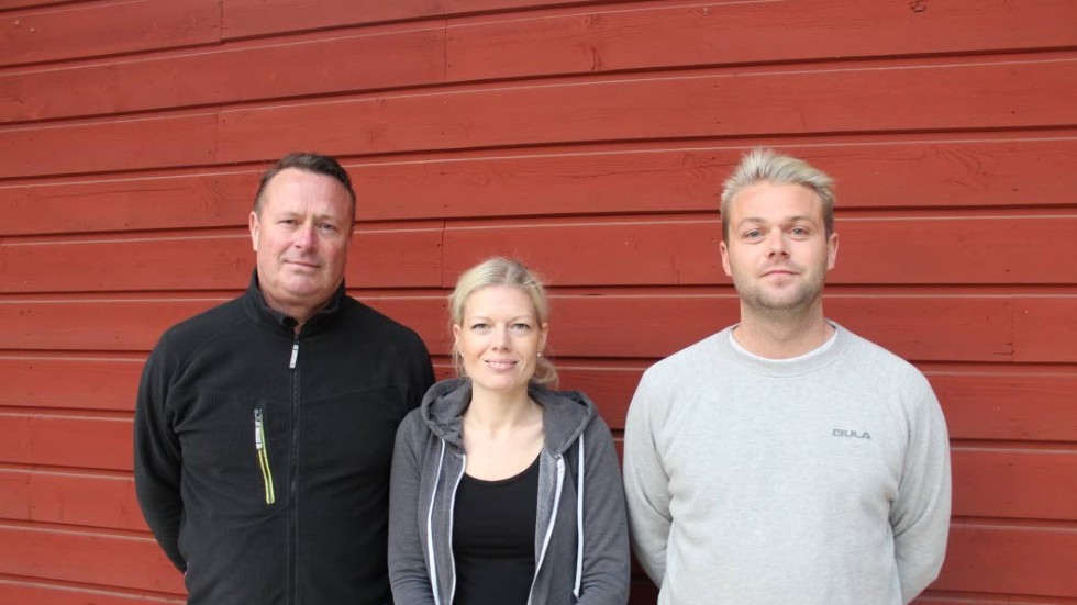 Stefan och Gustav Björklund med Marie Leek som nyligen anställdes