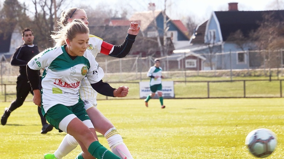 Frida Pöder var på målhumör och gjorde tre mål när Hultsfred vann med 4–2 i premiären mot Vimmerby B. Foto: Roelof Stroetinga