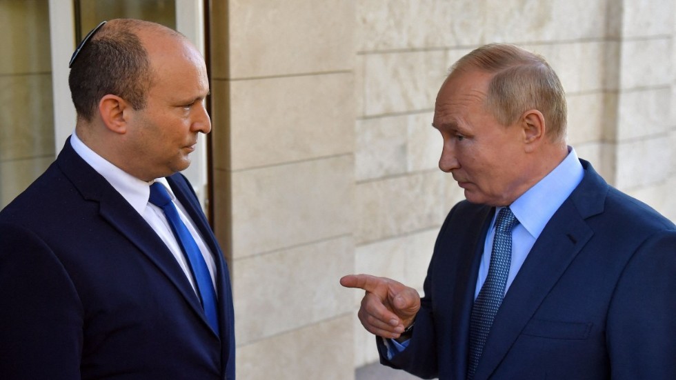 Israels premiärminister Naftali Bennett och Rysslands president Vladimir Putin vid ett möte i oktober i fjol. Arkivbild.