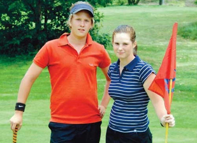 Markus Nord och Evelina Larsson är två av Tobo GK:s duktiga ungdomsspelare. De vann var sin tävling i onsdags.