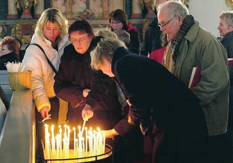 Många ville tända ljus i kyrkan, så många att ljusen tog slut. Foto: Janne Strömsten