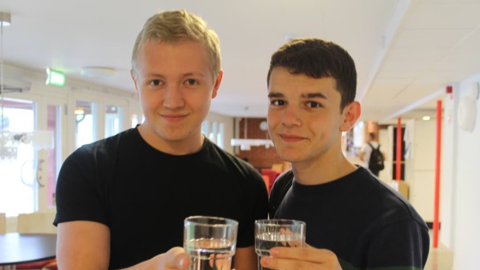 "Varannan vatten eller bara vatten". Jonathan Widström och Jetmir Shehi är två studenter som kommer få varsin vattenflaska, när länsstyrelsen och Länsförsäkringar vill att alla ska få en student de kan minnas med glädje.