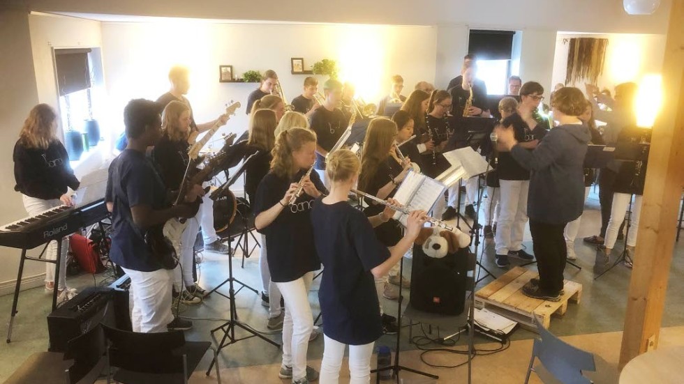 Blåsorkestern från Hamburg bjöd på en lunchkonsert i gymnasiets matsal som tack för att de fick komma.