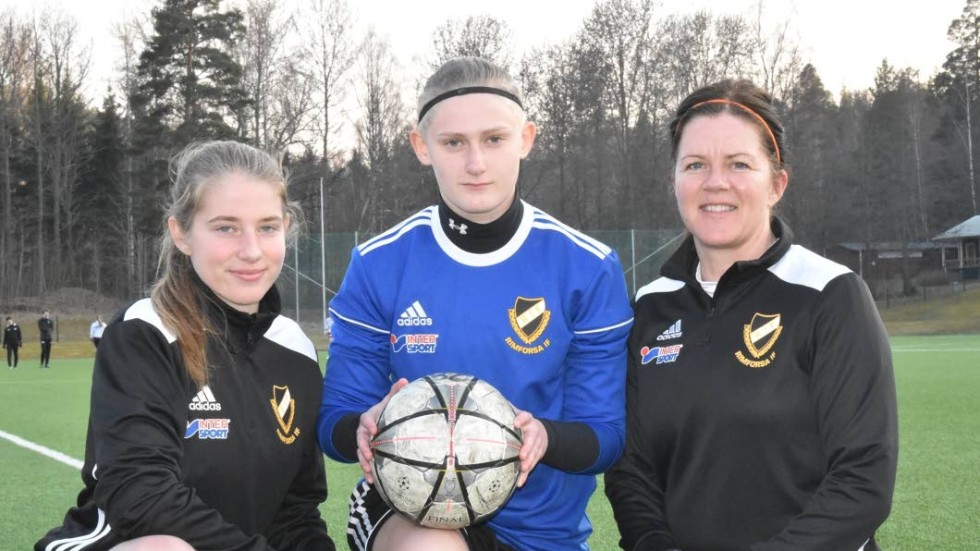 Här är tre av Rimforsas viktigaste spelare: måldrottningen Sofia Ejlertsson, målvakten Olivia Johansson och rutinerade mittfältaren Fredrika Wallman.