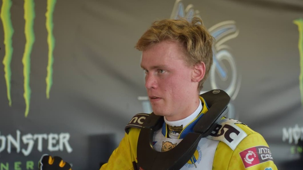 Filip Hjelmland debuterade för Team Småland i onsdags. På lördag kör Mariannelundskillen sin första SM-final för seniorer.