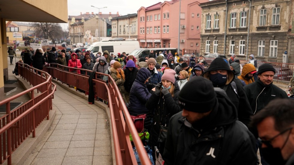 Människor, på flykt från Ukraina, väntar utanför en tågstation i Przemysl i sydöstra Polen. Bilden är tagen under onsdagen.