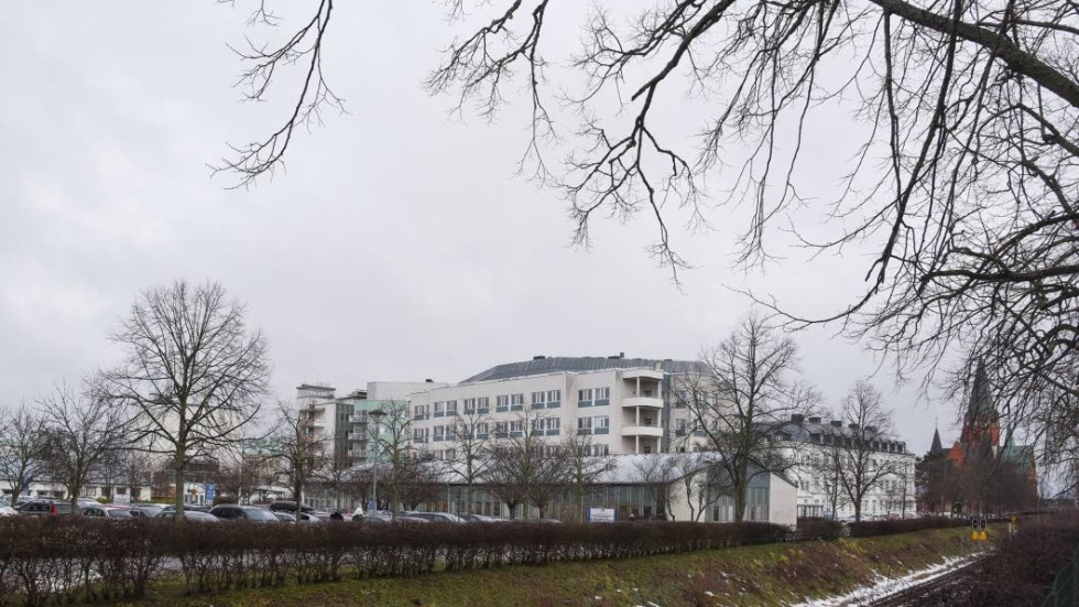 Mellan sjukhusets huvudbyggnad och den psykiatriska slutenvårdens nuvarande lokaler ska nya psykiatribyggnaden ligga. Bilden är tagen från Södra Järnvägsgatan.