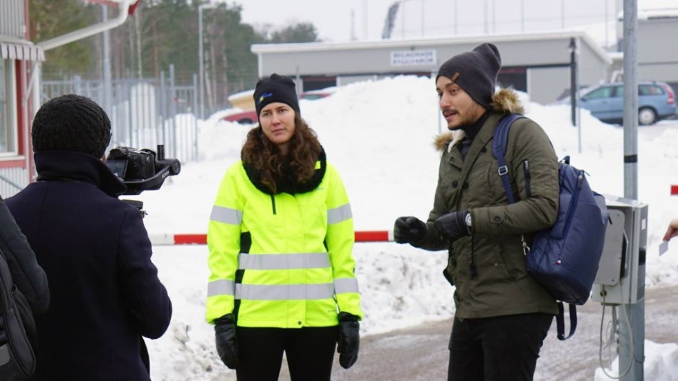Emma Axelsson, avfallsingenjör på Västervik Miljö och Energi, intervjuas av Mohammed Ahmed Kherifi från produktionsbolaget Paon Prod.