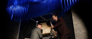 Orgel möter saxofon i musik- och ljusshow