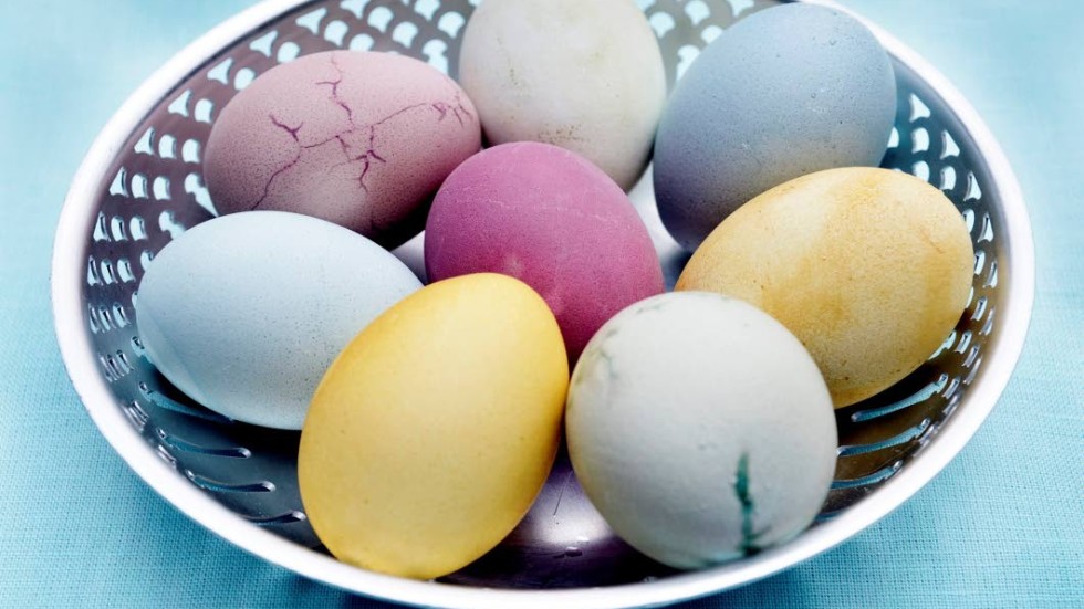 Tänk på hur äggen du äter i påsk är producerade, uppmanar skribenten.