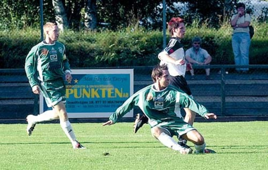 Magnus Phil gör ett av Hultsfreds fem mål i matchen mot Malmslätt som vanns med uddamålet.