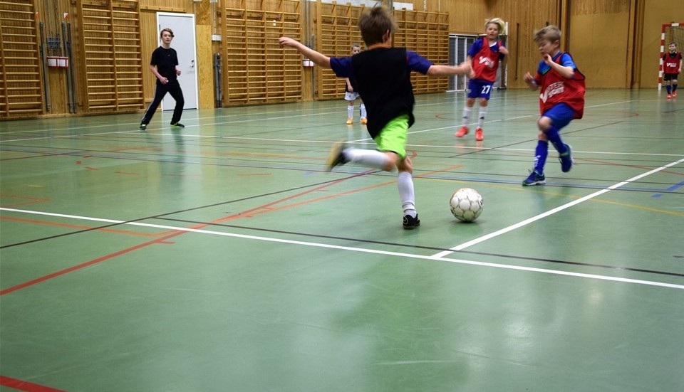 Det var full fart under varje sekund då matcherna varade i Ydreskolans gymnastiksal.