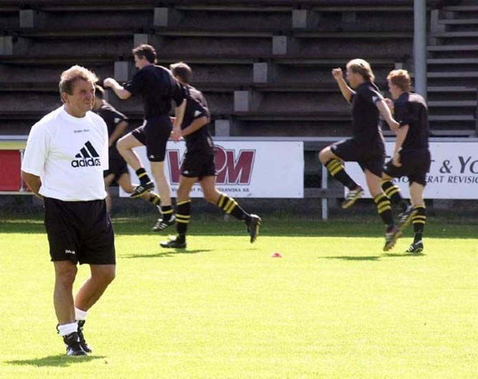 AIK:s nye tränare Dusan Uhrin genomförde under torsdagseftermiddagens sitt första träningspass med laget på Vimarvallen.