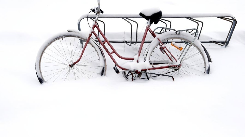 Skribenten beskriver en äventyrlig cykeltur genom snön och funderar över orsakerna.