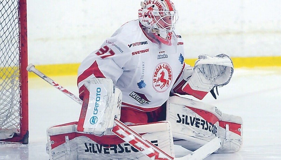 Makalös form. Troja/Ljungbys målvakt Robin Johansson har hållit nollan i fem raka matcher. Ikväll möts Troja och Västervik - i en ren seriefinal. Foto: Magnus Strömsten