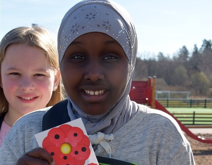 Waris Ahmed från 4b på Värgårdsskolan visar upp årets majblomma.