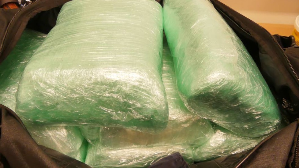 Polisen beslag tog tre kilo amfetamin fördelat i tre förpackningar i den bil den nu dömde Hultsfredsbon färdades.