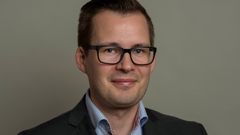 Mattias Bäckström Johansson (SD) kritiserar, tillsammans med två andra SD-politiker