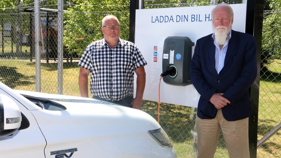 Platschefen Roger Ivarsson och styrelseordförande Per Saveborn inviger den nya laddplatsen utanför Team Tejbrants fabrik i Hultsfred.