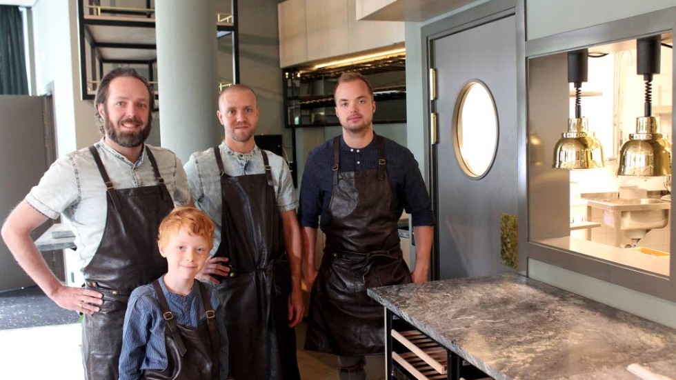 Andreas Landén, till vänster, öppnar ny krog i Valla Berså tillsammans med kockarna Oskar Gunnarsson och John Persson. Med på ett hörn är också sjuårige Alvar Landén.
