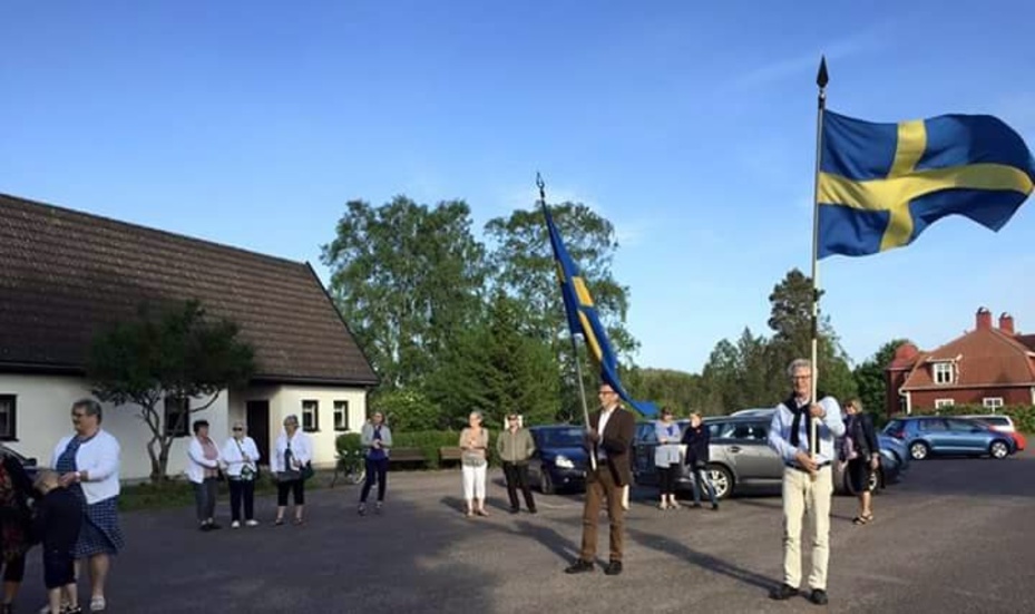 Med fanbärarna Hasse Paulsson och Anders Andersson i täten marscherade Järnforsenborna till kyrkan, för att avsluta Nationaldagsfirandet med en konsert. Foto: Privat