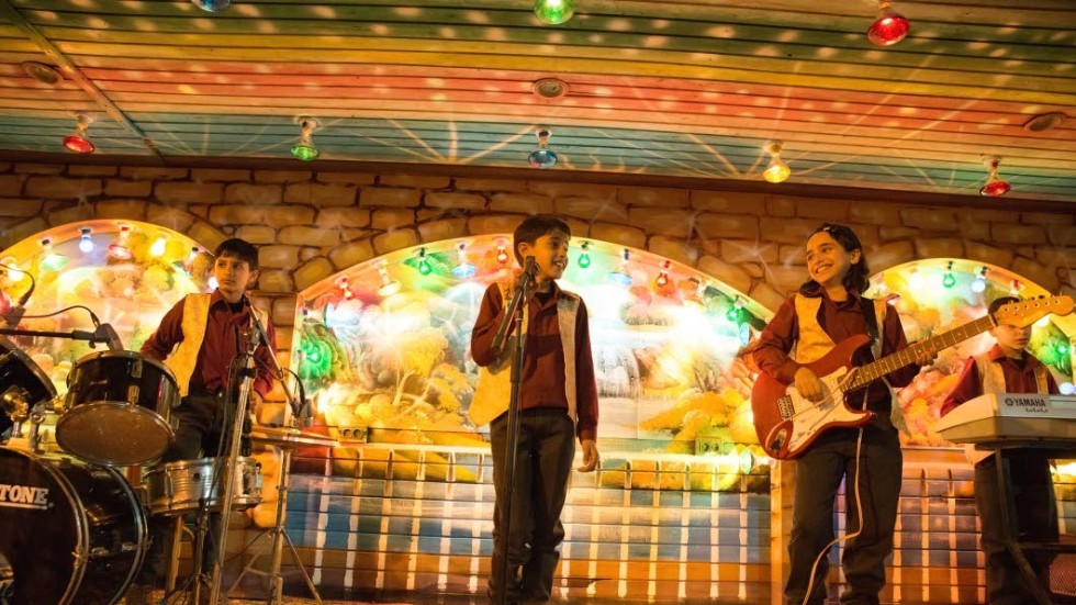 Syskonen Mohammed och Nour (spelade av Kais och Hiba Attalah) bildar ett band i Gaza och uppträder på bröllop, i verklighetsbaserade Idol.